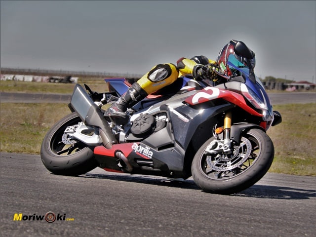 Aprilia-RSV4-Factory-prueba-a-fondo.-Abriendo-gas-a-full Aprilia-RSV4-Factory-prueba-a-fondo.-Abriendo-gas-a-full