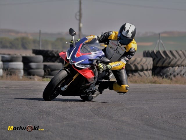 Aprilia RSV4 Factory prueba a fondo. Girando Aprilia RSV4 Factory prueba a fondo. Girando