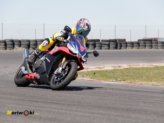 Aprilia RSV4 Factory prueba a fondo. Levantando Aprilia RSV4 Factory prueba a fondo. Levantando