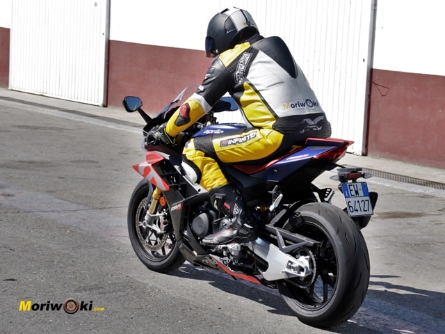 Aprilia-RSV4-Factory-prueba-a-fondo.-Posicion. Aprilia-RSV4-Factory-prueba-a-fondo.-Posicion.