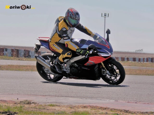 Aprilia-RSV4-Factory-prueba-a-fondo.-frenada Aprilia-RSV4-Factory-prueba-a-fondo.-frenada