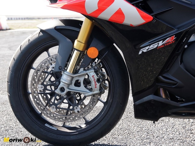 Aprilia-RSV4-Factory-prueba-a-fondo.-frenada Aprilia-RSV4-Factory-prueba-a-fondo.-frenada