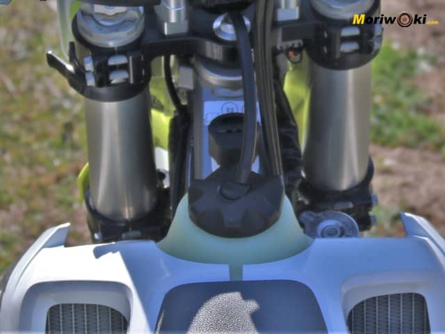 Prueba-a-fondo-de-la-Husqvarna-TE-150i. Depósito aceite. Prueba-a-fondo-de-la-Husqvarna-TE-150i. Depósito aceite.