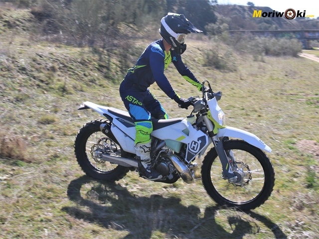 Prueba a fondo de la Husqvarna TE-150i Portada. Aterrizaje Prueba a fondo de la Husqvarna TE-150i Portada. Aterrizaje