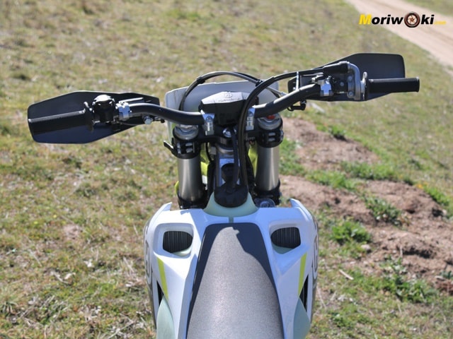 Prueba-a-fondo-de-la-Husqvarna-TE-150i-Portada.-Manillar Prueba-a-fondo-de-la-Husqvarna-TE-150i-Portada.-Manillar