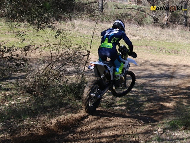 Prueba-a-fondo-de-la-Husqvarna-TE-150i. Salto en bajada Prueba-a-fondo-de-la-Husqvarna-TE-150i. Salto en bajada