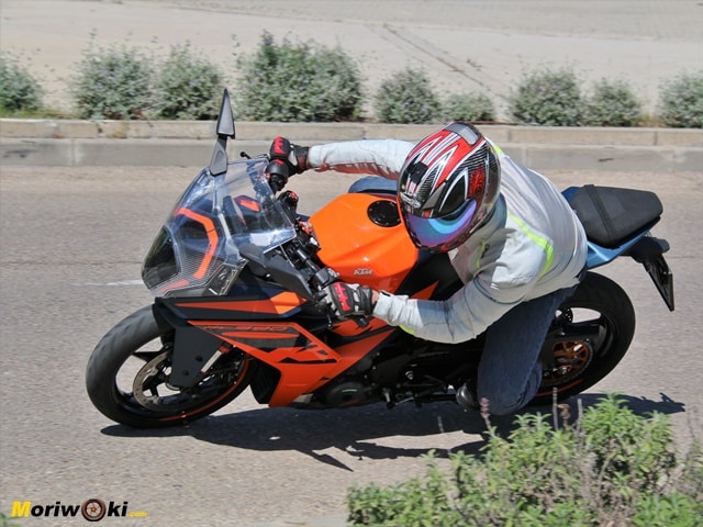 Prueba-KTM-RC-390-tumbada-interior Prueba-KTM-RC-390-tumbada-interior