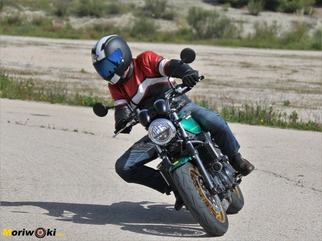 Prueba Kawasaki Z 650 RS inclinada Prueba Kawasaki Z 650 RS inclinada
