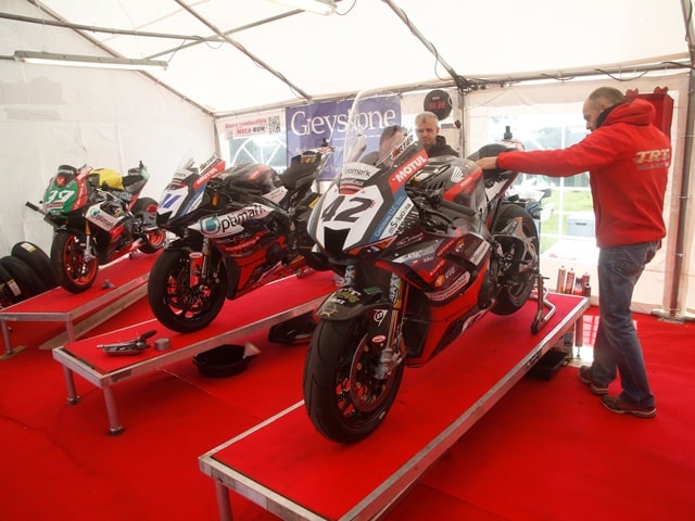 Raul Torras y las Road Races Las 3 motos en el box. Raul Torras y las Road Races Las 3 motos en el box.