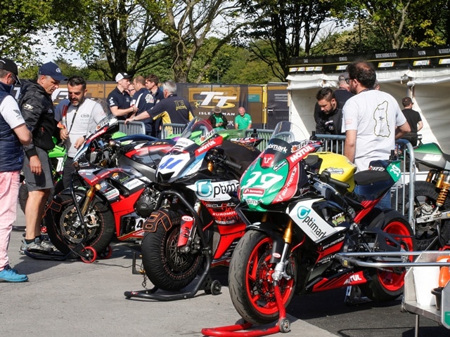 Raul Torras y las Road Races Las tres motos. Raul Torras y las Road Races Las tres motos.