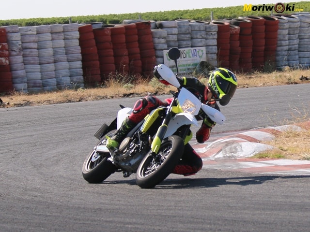 Prueba Husqvarna 701 Supermoto Levantando Prueba Husqvarna 701 Supermoto Levantando