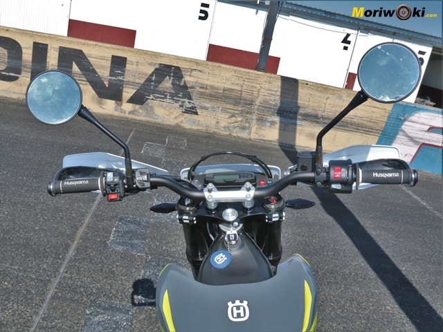 Prueba Husqvarna 701 Supermoto Manillar Prueba Husqvarna 701 Supermoto Manillar