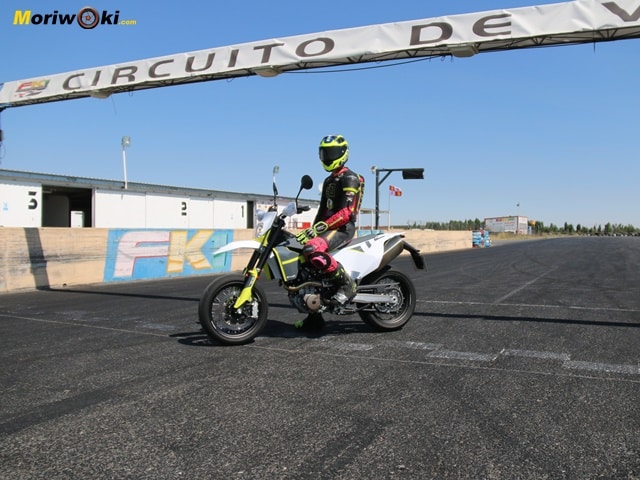 Prueba Husqvarna 701 Supermoto Posando Prueba Husqvarna 701 Supermoto Posando