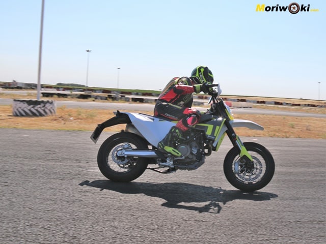 Prueba Husqvarna 701 Supermoto Postura