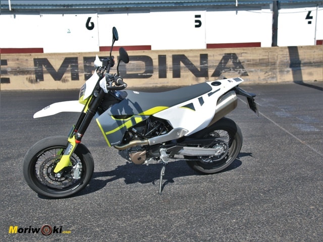 Prueba Husqvarna 701 Supermoto perfil izdo Prueba Husqvarna 701 Supermoto perfil izdo