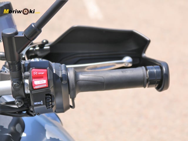 Prueba a fondo Yamaha Tracer 9 GT piña derecha Prueba a fondo Yamaha Tracer 9 GT piña derecha