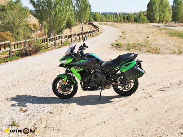 Prueba a fondo Kawasaki Versys 650 2022 lateral panorama Prueba a fondo Kawasaki Versys 650 2022 lateral panorama