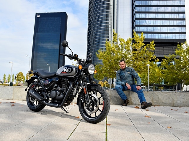 Royal_Enfield_HNTR350 prueba moriwoki posando 2