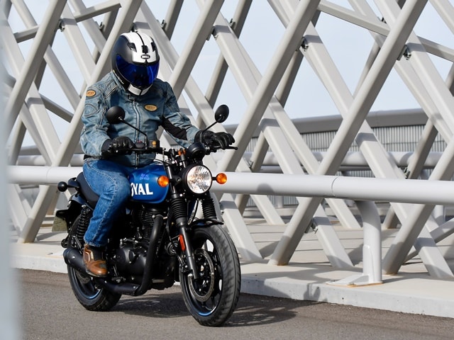 Royal_Enfield_HNTR350-prueba-moriwoki postura