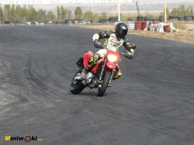 Prueba GasGas SM 700 Entrando Prueba GasGas SM 700 Entrando