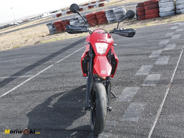Prueba GasGas SM 700 Frontal Prueba GasGas SM 700 Frontal