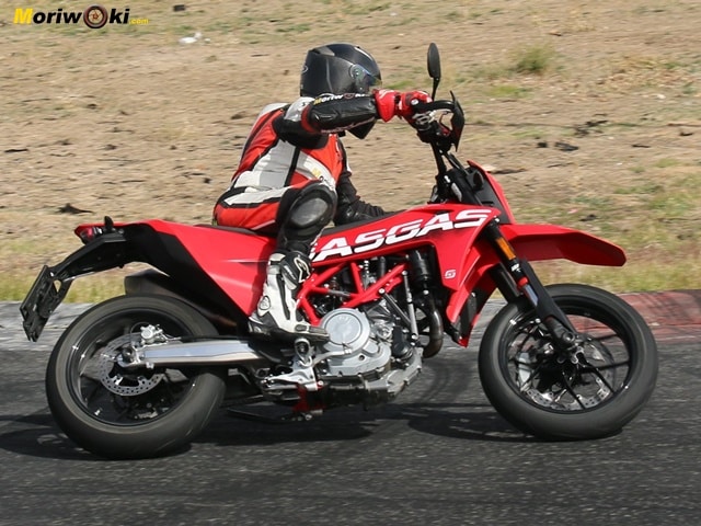 Prueba GasGas SM 700 en curva carretera Prueba GasGas SM 700 en curva carretera