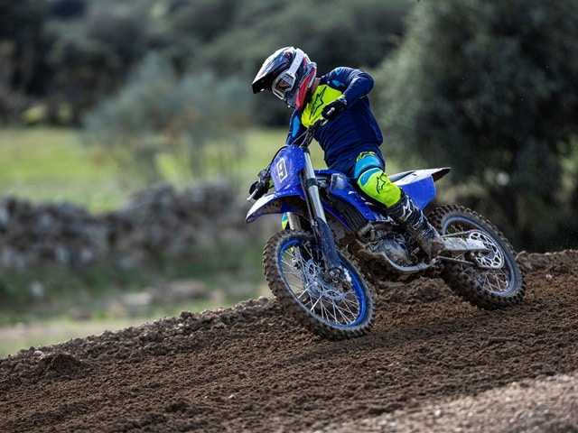 Prueba Yamaha YZ450F 2023 con Fran Garcia aceleracion