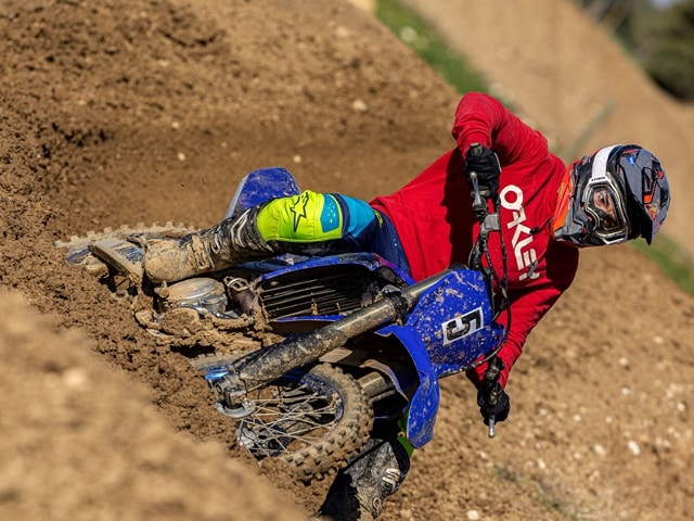 Prueba Yamaha YZ450F 2023 con Fran Garcia en tierra