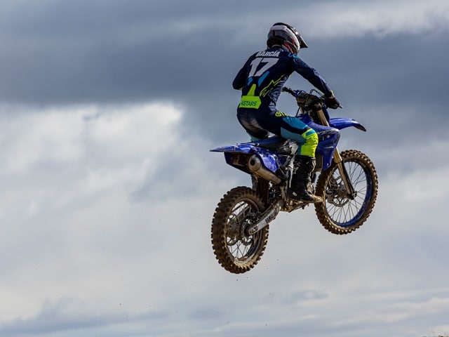 Prueba Yamaha YZ450F 2023 con Fran Garcia volando