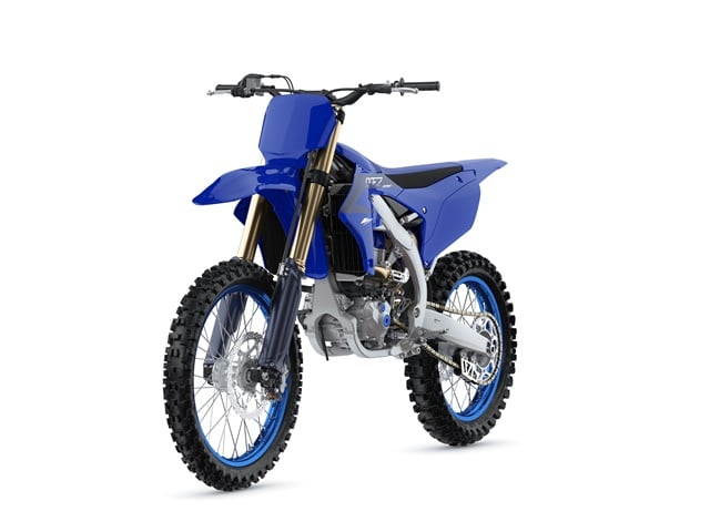Prueba Yamaha YZ450F 2023 de tres cuartos