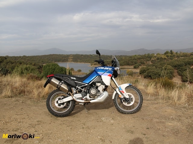 Prueba a fondo Aprilia Tuareg 600 Perfil con paisaje Prueba a fondo Aprilia Tuareg 600 Perfil con paisaje