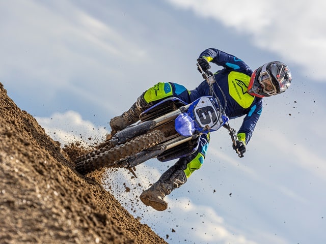 Prueba Yamaha YZ450F 2023 con Fran Garcia de frente