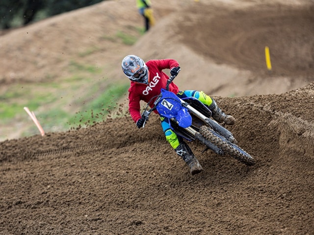 Prueba Yamaha YZ450F 2023 con Fran Garcia peralte