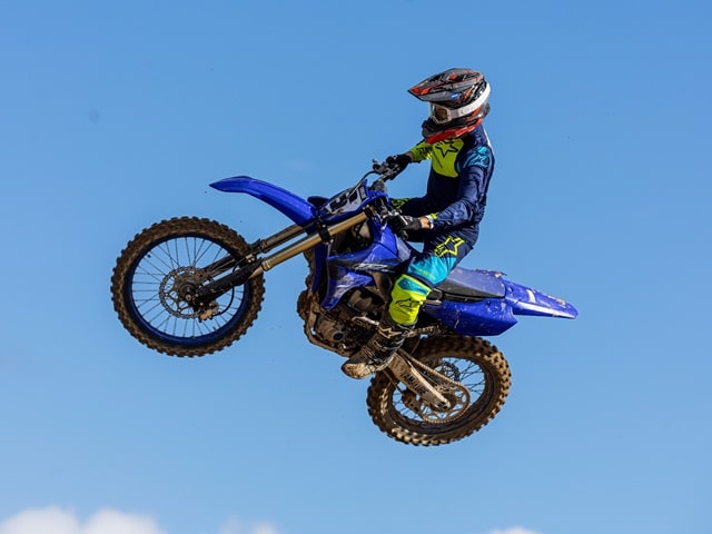 Prueba Yamaha YZ450F 2023 con Fran Garcia plegada