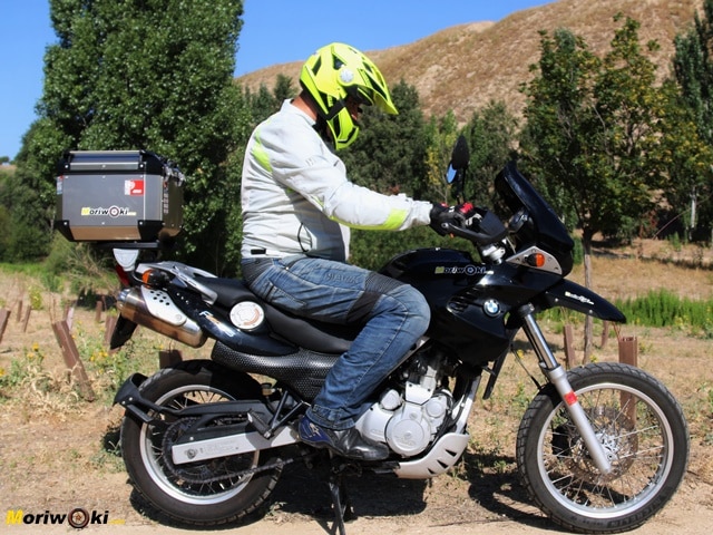 Comportamiento de la moto con baúl en marcha