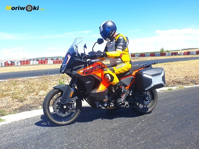Prueba KTM 1290 Super Adventure S 2023 posando circuito