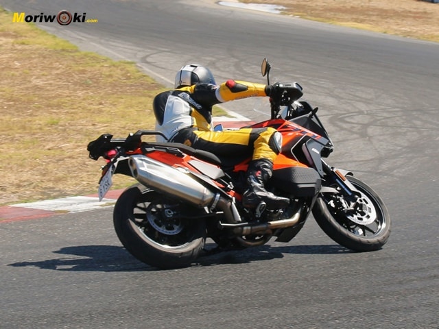 Prueba KTM 1290 Super Adventure S 2023 curva desde fuera