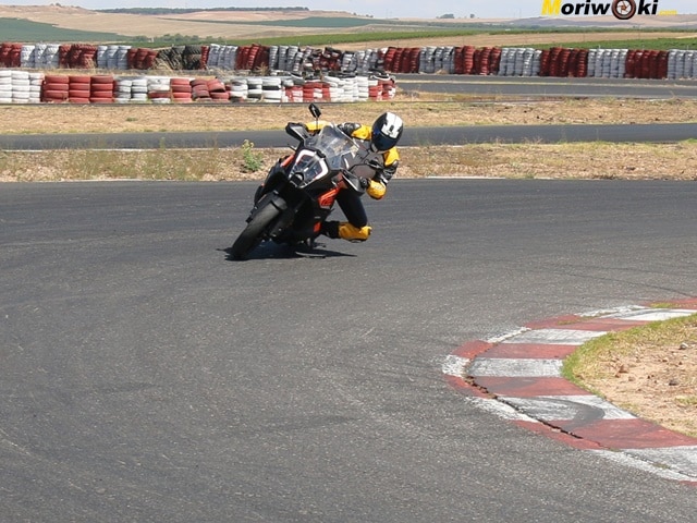 Prueba KTM 1290 Super Adventure S 2023 curva entrando