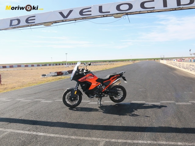 Prueba KTM 1290 Super Adventure S 2023 en la recta