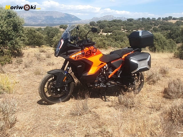 Prueba KTM 1290 Super Adventure S 2023 en medio del campo