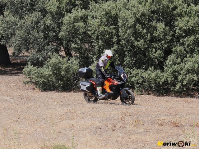 Prueba KTM 1290 Super Adventure S 2023 girando en el campo