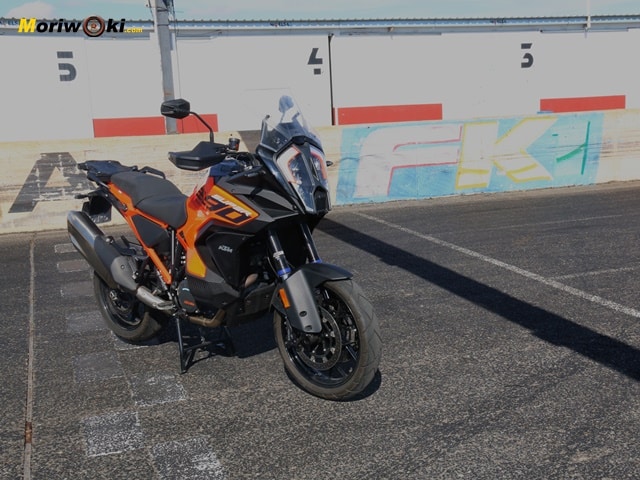 Prueba KTM 1290 Super Adventure S 2023 junto al muro