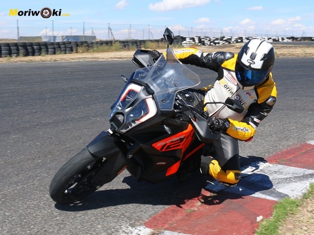 Prueba KTM 1290 Super Adventure S 2023 levantando con gas