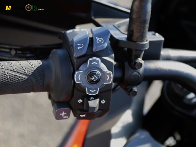 Prueba KTM 1290 Super Adventure S 2023 piña izda