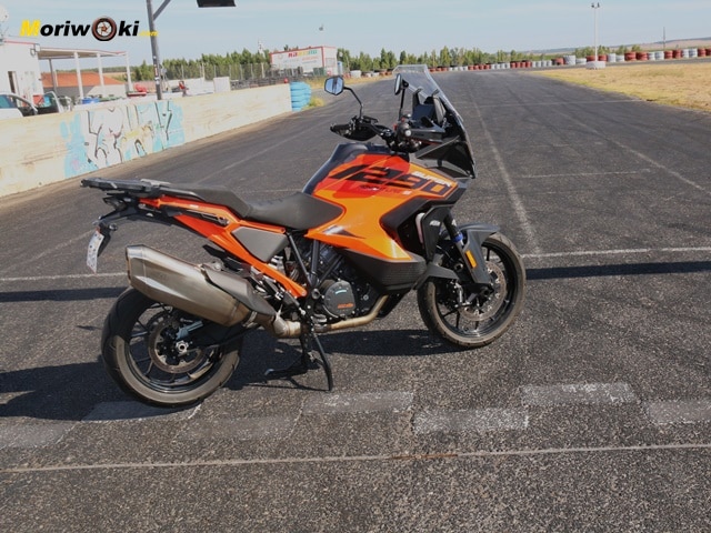 Prueba KTM 1290 Super Adventure S 2023 planta derecha