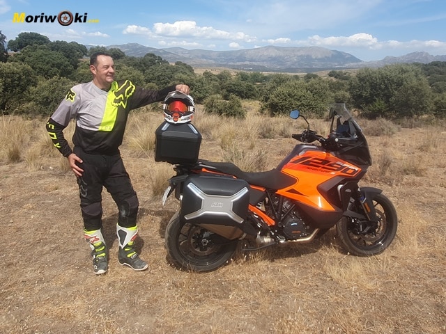 Prueba KTM 1290 Super Adventure S 2023 sonriendo en el campo