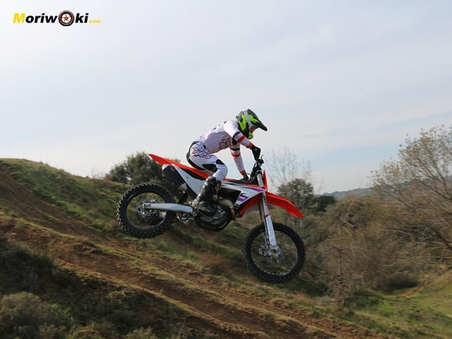 KTM 250 SX-F 2024 a fondo atacando bajada