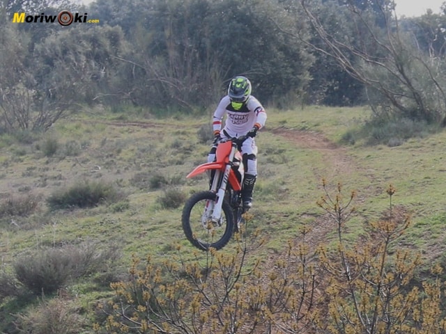 KTM 250 SX-F 2024 a fondo bajando