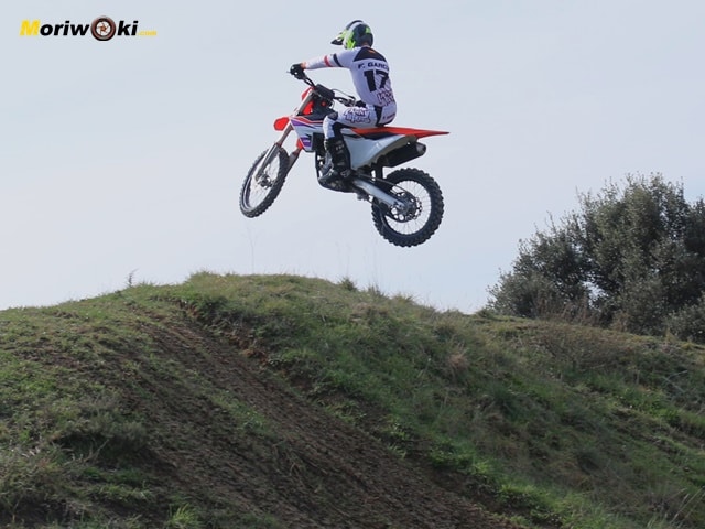 KTM 250 SX-F 2024 a fondo de lejos