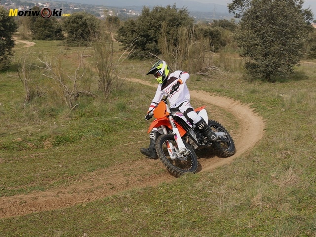 KTM 250 SX-F 2024 a fondo derechas